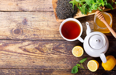 茶壶杯茶,木制桌子上薄荷柠檬,顶部景色图片