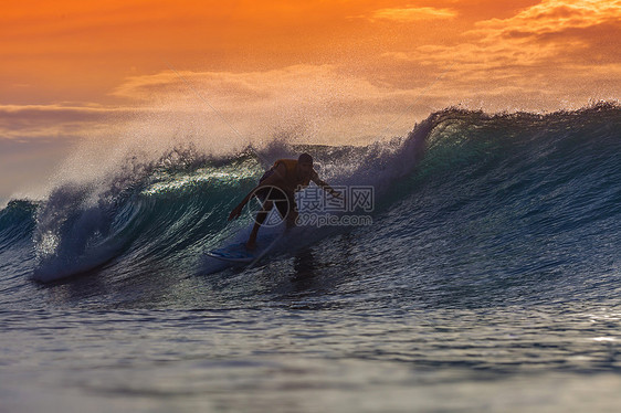 冲浪者日落时分,巴厘岛图片