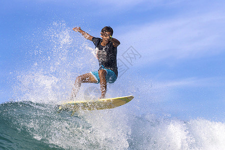 冲浪者惊人的蓝色波浪,巴厘岛背景图片