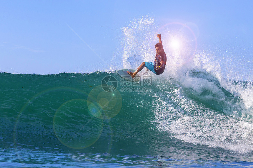 冲浪者惊人的蓝色波浪,巴厘岛图片