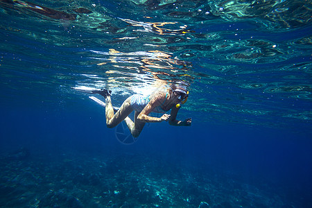 潜水游泳美丽的女人热带海洋浮潜背景