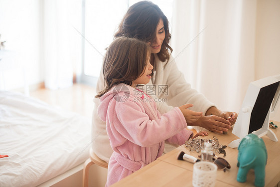 小女孩玩她妈妈的珠宝化妆图片