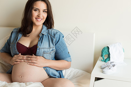 孕妇家里展示她39周的腹部图片