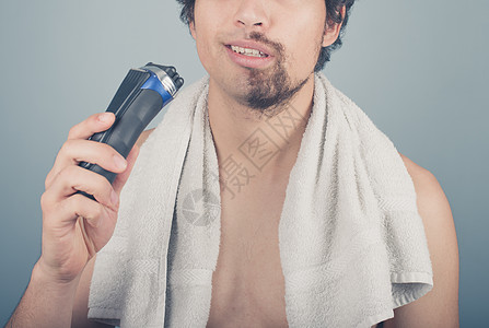 个轻人能完成剃须,因为他的电动剃须刀坏了图片