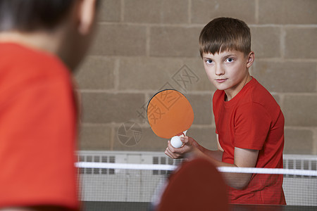 两个男孩学校体育馆打乒乓球比赛图片