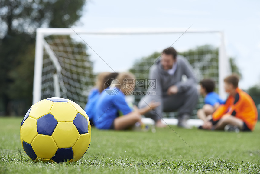 教练球队讨论足球战术与球前景图片
