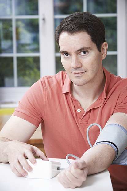 家测量血压的男人图片