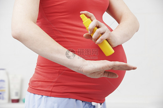 孕妇喷洒驱蚊剂以防止齐卡病图片