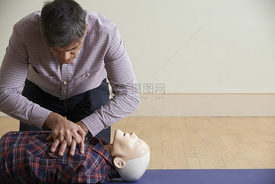 急救课上用CPR技术的人图片