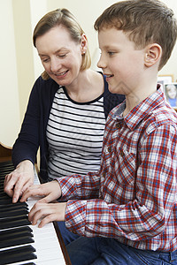 音乐老师上钢琴课的男孩图片