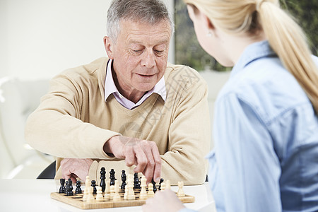 老人十几岁的孙女下棋图片