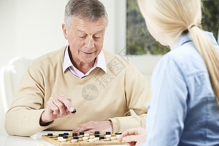 长的男人十几岁的女儿玩跳棋图片