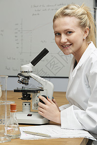 科学课用显微镜的女瞳孔图片