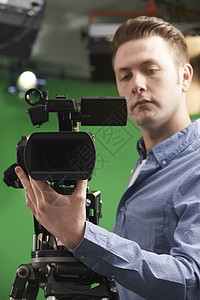 电视演播室的男摄像机操作员图片