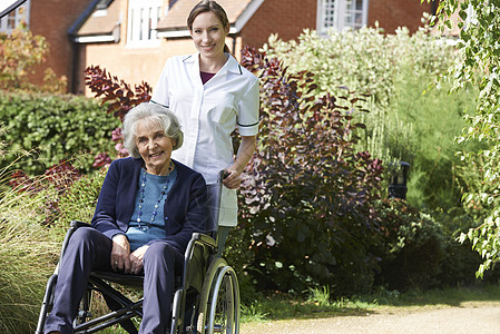 护理员推轮椅的老年女子的肖像图片
