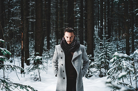 穿着外套围巾的帅哥的户外肖像休闲冬季时尚图片