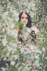 樱花花园里美丽的轻女士的户外时尚照片图片