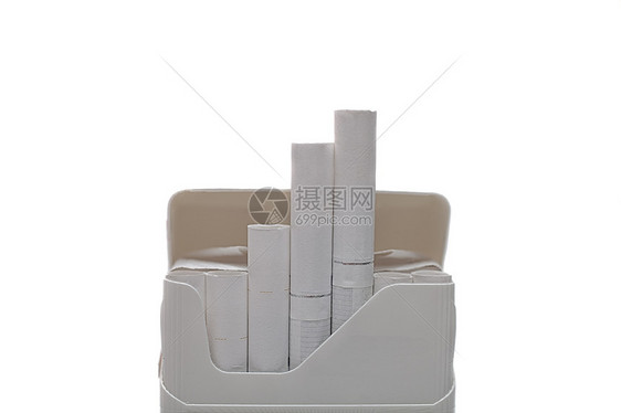 白色背景上隔离的包香烟图片