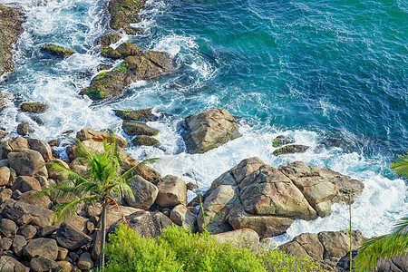 岩石海岸清澈的绿松石海印度图片