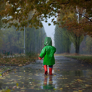 婴儿秋天的雨公园散步图片