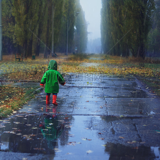 蹒跚学步的孩子秋雨公园跑步图片