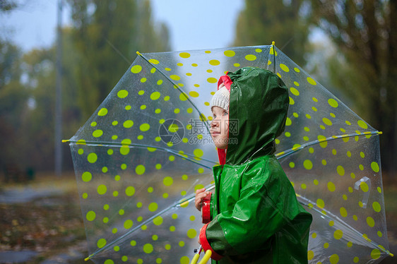 秋天下雨公园的幼儿雨伞图片