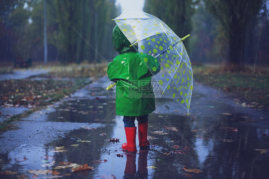 婴儿秋天的雨公园散步图片