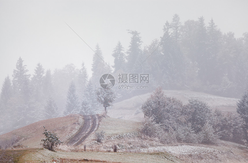 山上下雪季节的变化冬天来了喀尔巴阡山脉