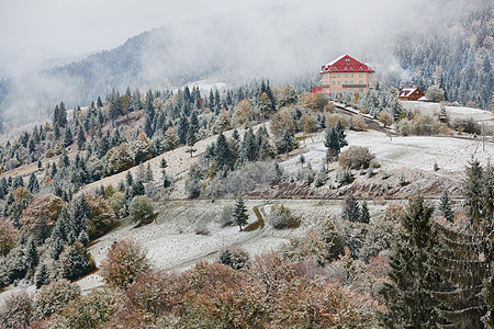 山里的酒店雪雾木匠的冬天来了图片