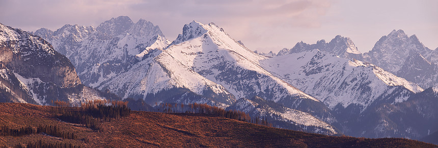 波兰南部春天雪山全景马洛波尔斯卡图片