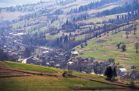 山村里阳光明媚的春天田野山丘四月乌克兰喀尔巴阡山图片