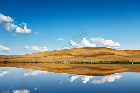 蓝色云白素材平静的水上钓鱼湖后的小山天空白俄罗斯背景