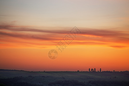 春天五颜六色的日落山上,乌克兰图片