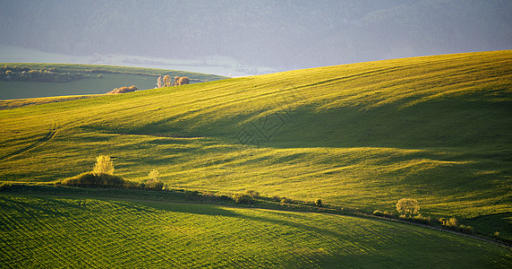 斯洛伐克的绿春山可能阳光明媚的乡村田野图片