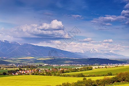 斯洛伐克的小镇绿泉山可能阳光明媚的乡村图片