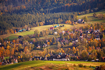 十月的阳光明媚的天,Malopolska山村波兰的秋天图片