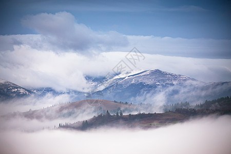 秋天,十月雾雪的早晨喀尔巴阡山全景图片