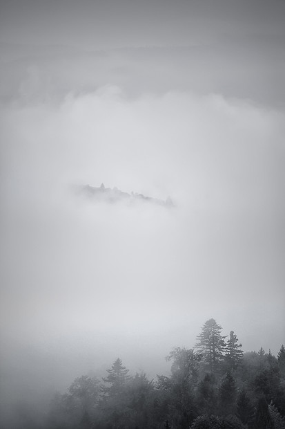 秋天雾蒙蒙的喀尔巴阡山景色大雨薄雾