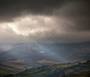 阴云密布的山景十月的雨图片