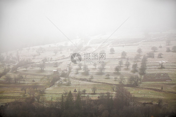 秋天晚些时候的苹果园场雪落山上图片