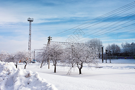 冬天的火车站白俄罗斯白雪覆盖的城市场景图片