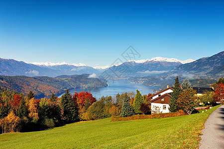 阳光明媚的秋日奥地利南部山区的湖泊上,卡林西亚图片