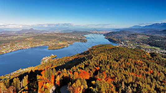 阳光明媚的秋日奥地利南部山区的湖泊上,卡林西亚图片
