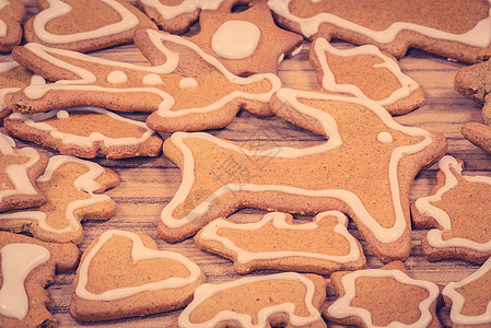 诞节饼干木材上的各种形状图片