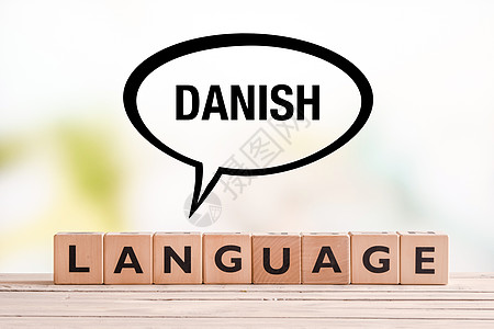 丹麦语教学标志由桌子上的立方体制成图片