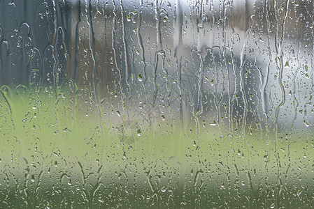 雨天雨滴的花园的窗户图片