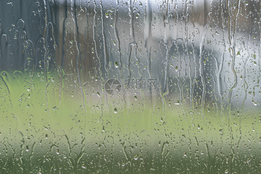 雨天雨滴的花园的窗户图片