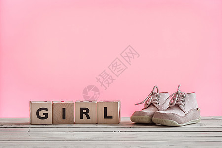 木桌上穿粉红色的女婴鞋图片