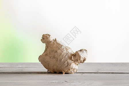 姜根大自然的木桌上图片