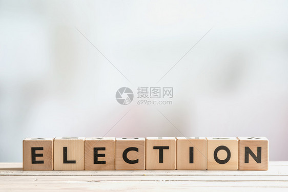 选举标志由桌子上的木块制成图片